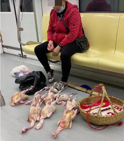活久见！竟有人在地铁车厢里摆摊卖鸡？