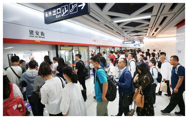10月8日武汉地铁7号线南湖腹地的建安街站迎来大客流