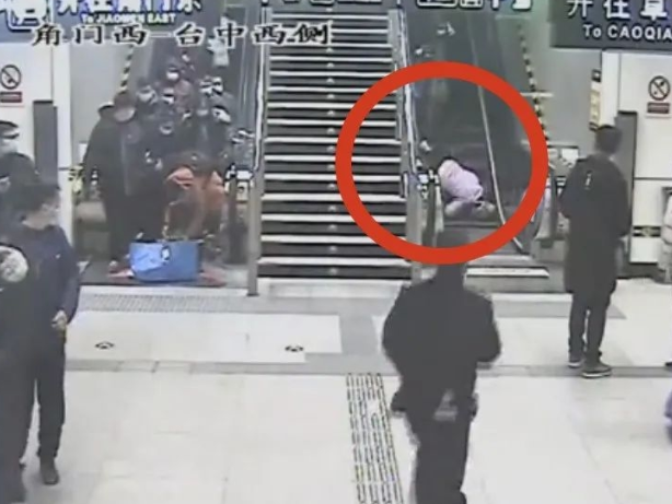 北京地铁10号线站内，女子倒栽葱摔下滚梯！