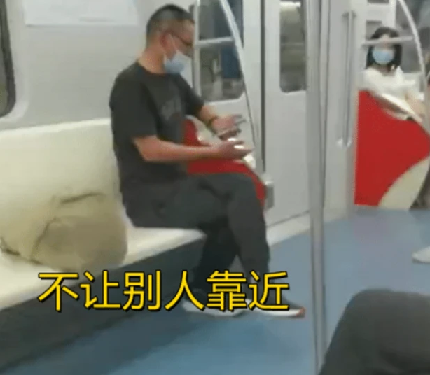 上海男子地铁上豪横霸座，一人霸占一排：我高烧38.9，有胆就过来