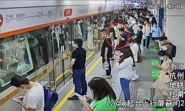 摄录机偷拍、用手故意碰女子臀部……杭州警方抓了19名地铁色狼