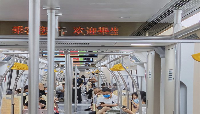 成都地铁延长运营时间，全力保障国庆节期间乘客出行
