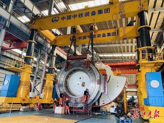 12.56米！4层楼高的超大“穿山甲”在汉组装，武汉地铁首次采用国产超大直径盾构机穿越长江