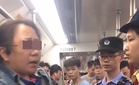 女子地铁嗑一地瓜子，放话乘警：我被带走，整节车厢的人都得陪我 