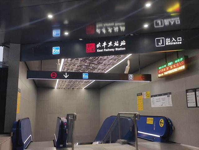 杭州地铁6号线二期开通首日 记者已经坐上早上7时的头班车