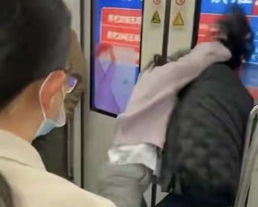 上海地铁2号线两女子因琐事争执互殴 均被行政拘留