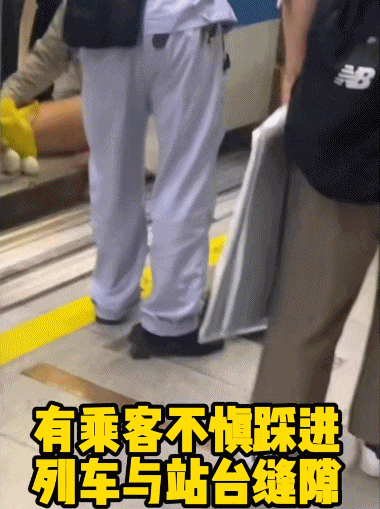 上海地铁一女子被门夹背痛哭，男子果断按下紧急装置：别人不敢碰，怕负法律责任……